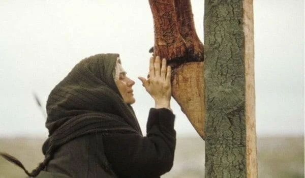 Maria aos pés da cruz - cena do filme A Paixão de Cristo